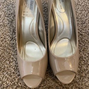 Bandolino peep toe nude heels